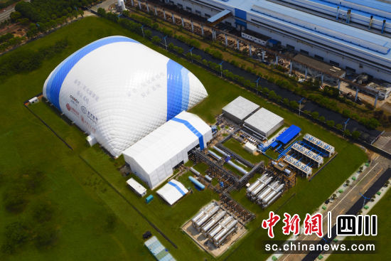 项目像一座蓝白相间的“小山”。东方汽轮机 供图